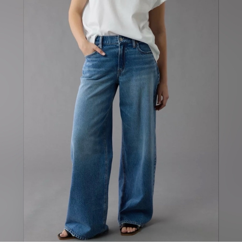 American Eagle Strigid Low Rise Ultra Wide Leg Jeans Women’s Sz 2 Short Blue - Picture 2 of 16